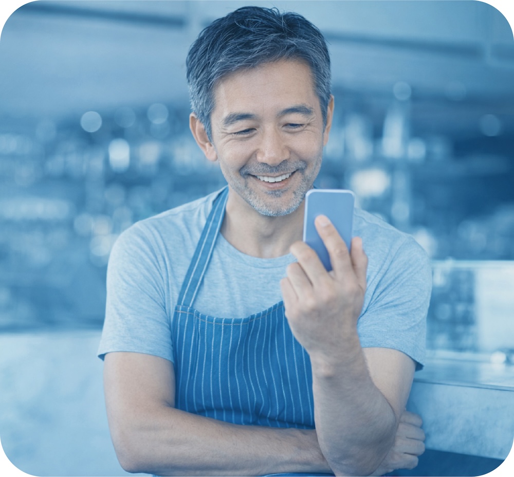 スマホを見るスタッフ